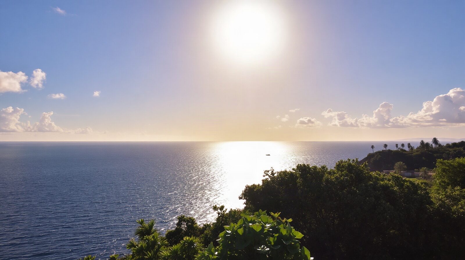 Côte tropicale sous un ciel dégagé de saison sèche