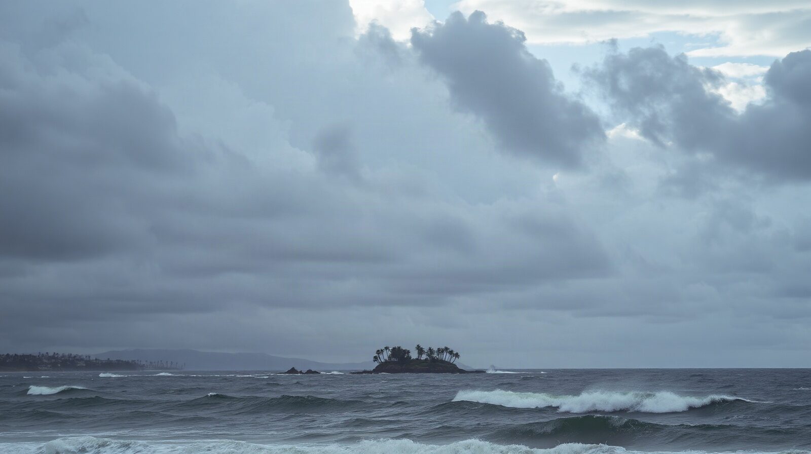 Mer agitée et ciel couvert avant un système tropical